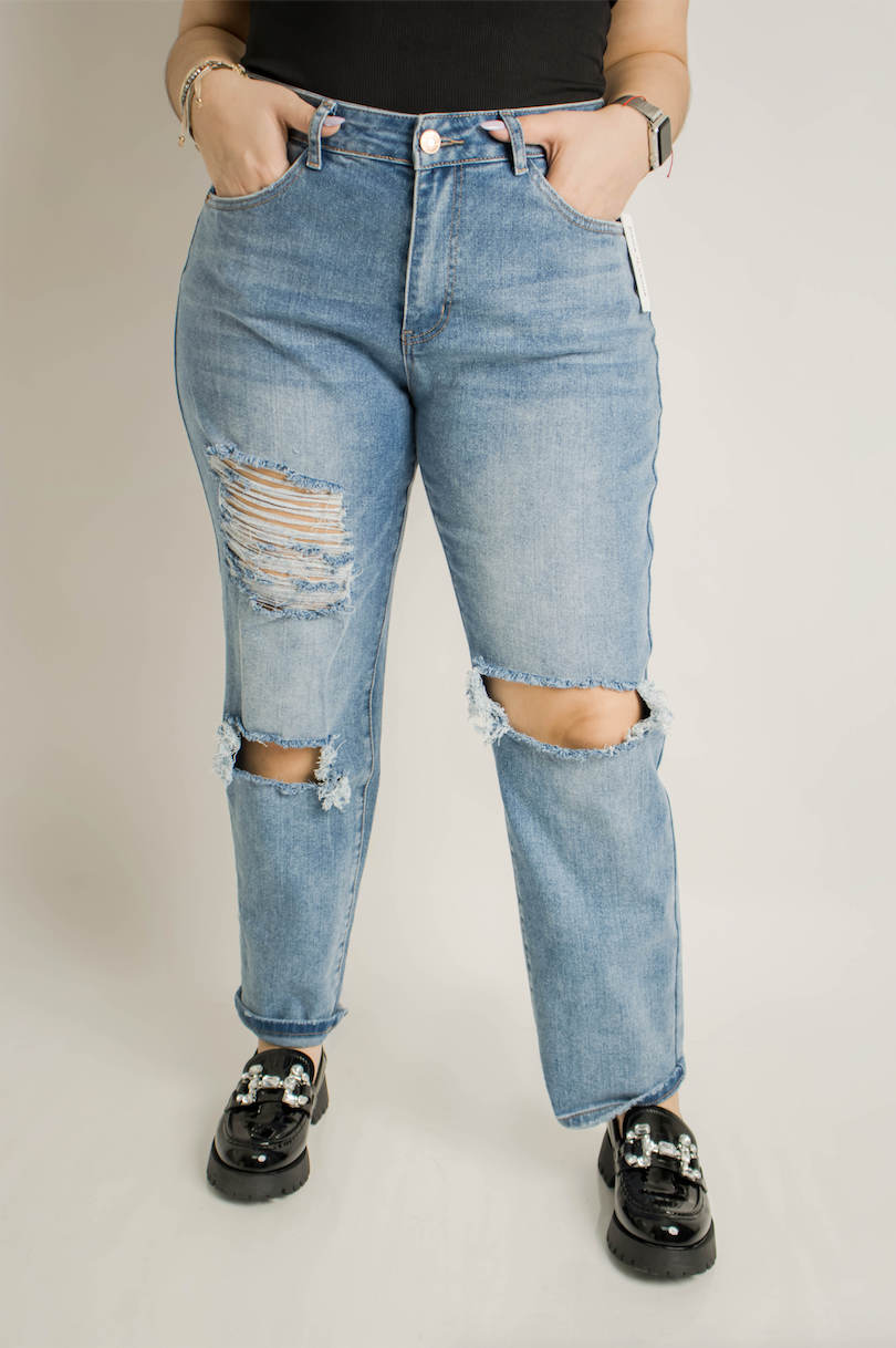 Jeans recto con roturas