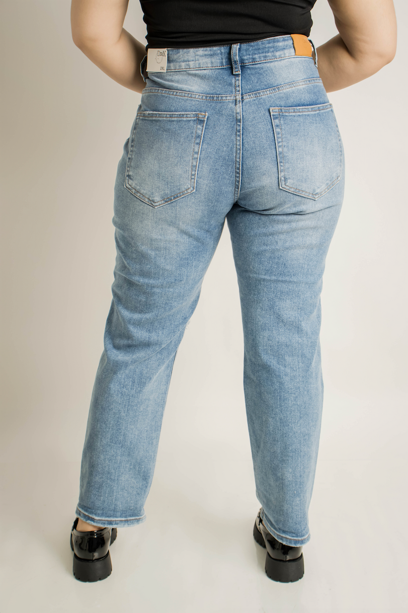 Jeans recto con roturas