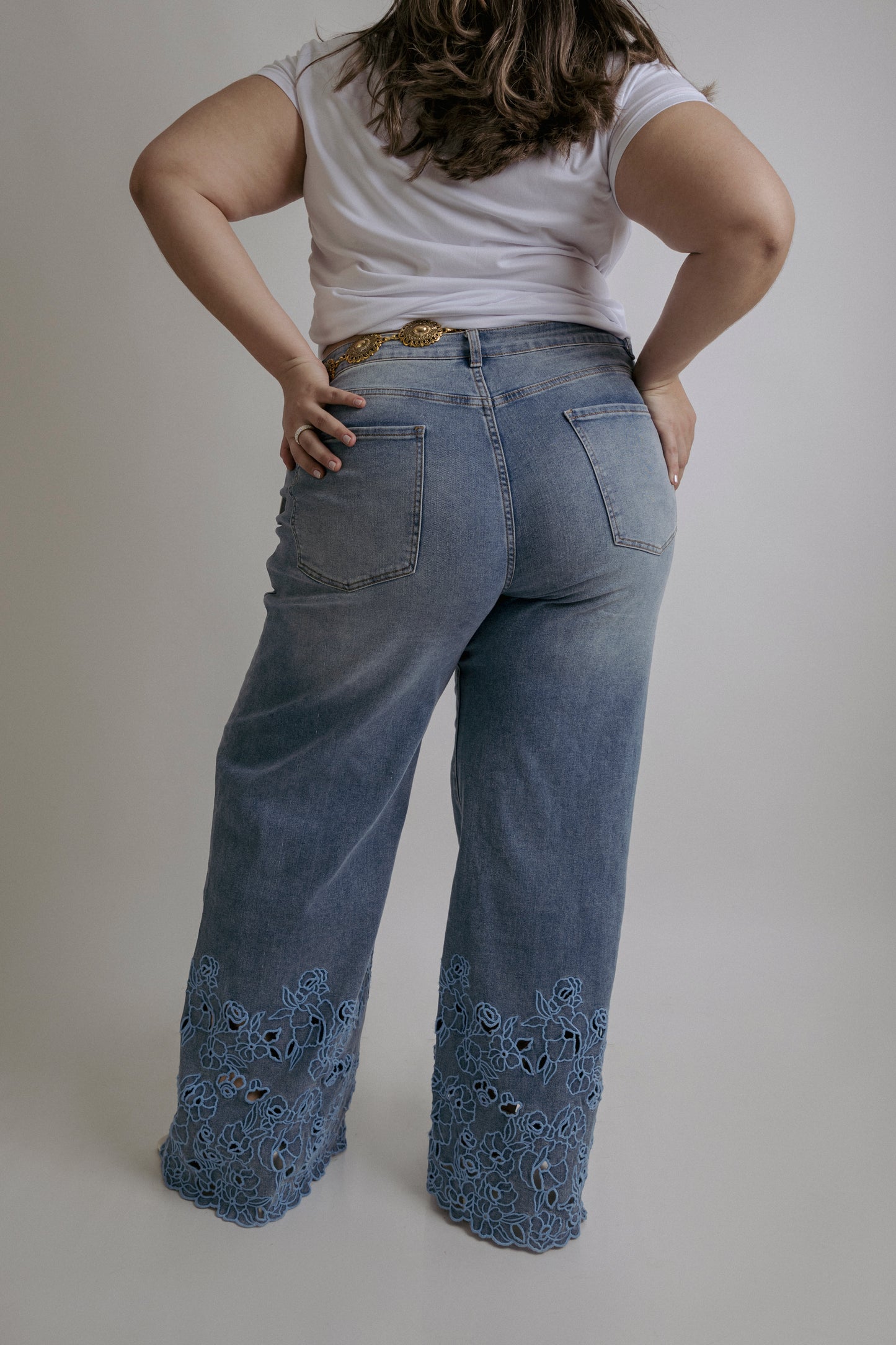 Jeans Corte Wide Con Encaje