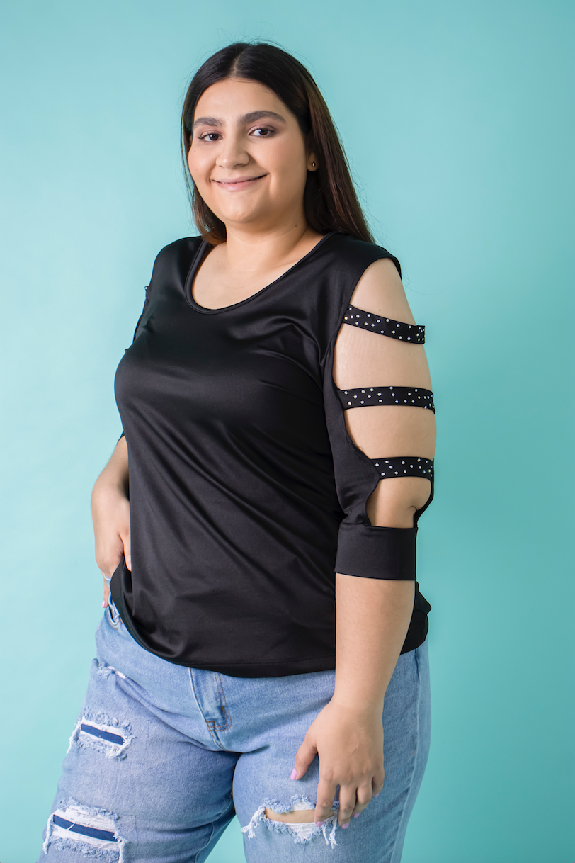 Blusa satinada con pedrería