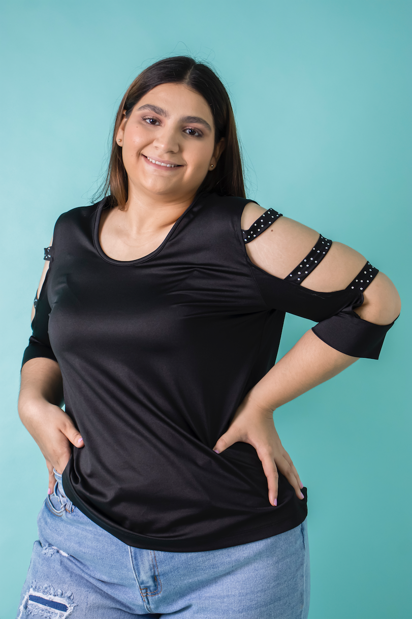 Blusa satinada con pedrería