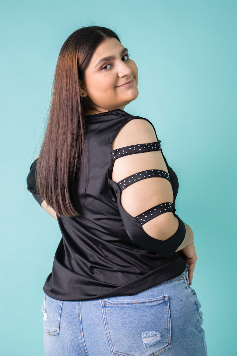 Blusa satinada con pedrería