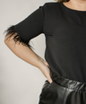 Blusa manga corta con plumas
