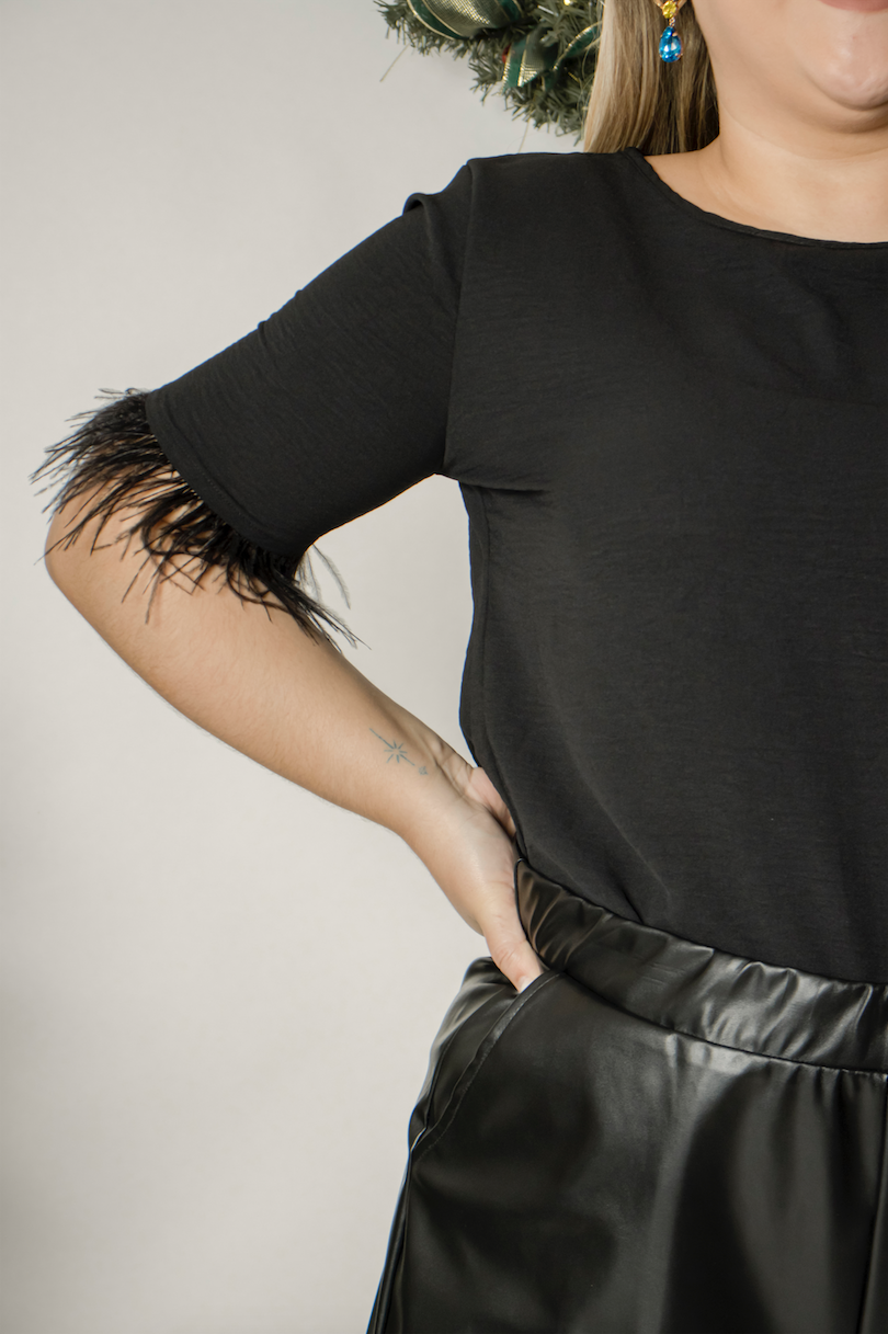 Blusa manga corta con plumas