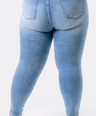 Jeans deslavado con rotura