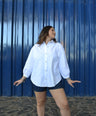 Blusa camisera con botón de perlas