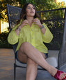 Blusa camisera con botón de perlas