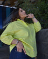 Blusa camisera con botón de perlas