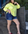 Blusa camisera con botón de perlas