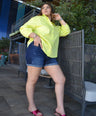 Blusa camisera con botón de perlas