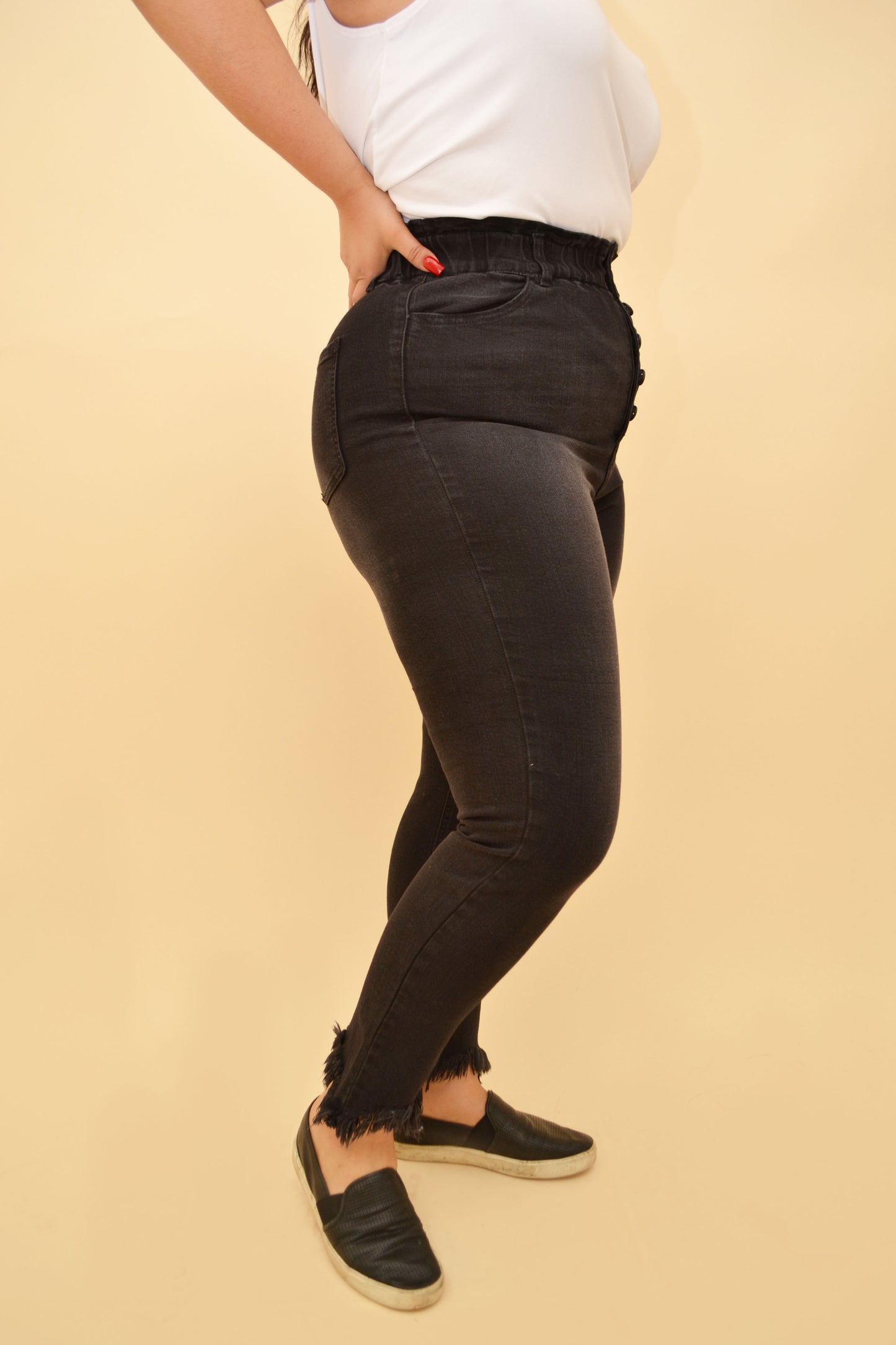 JEANS SKINNY NEGRO DESLAVADO CON BOTONES