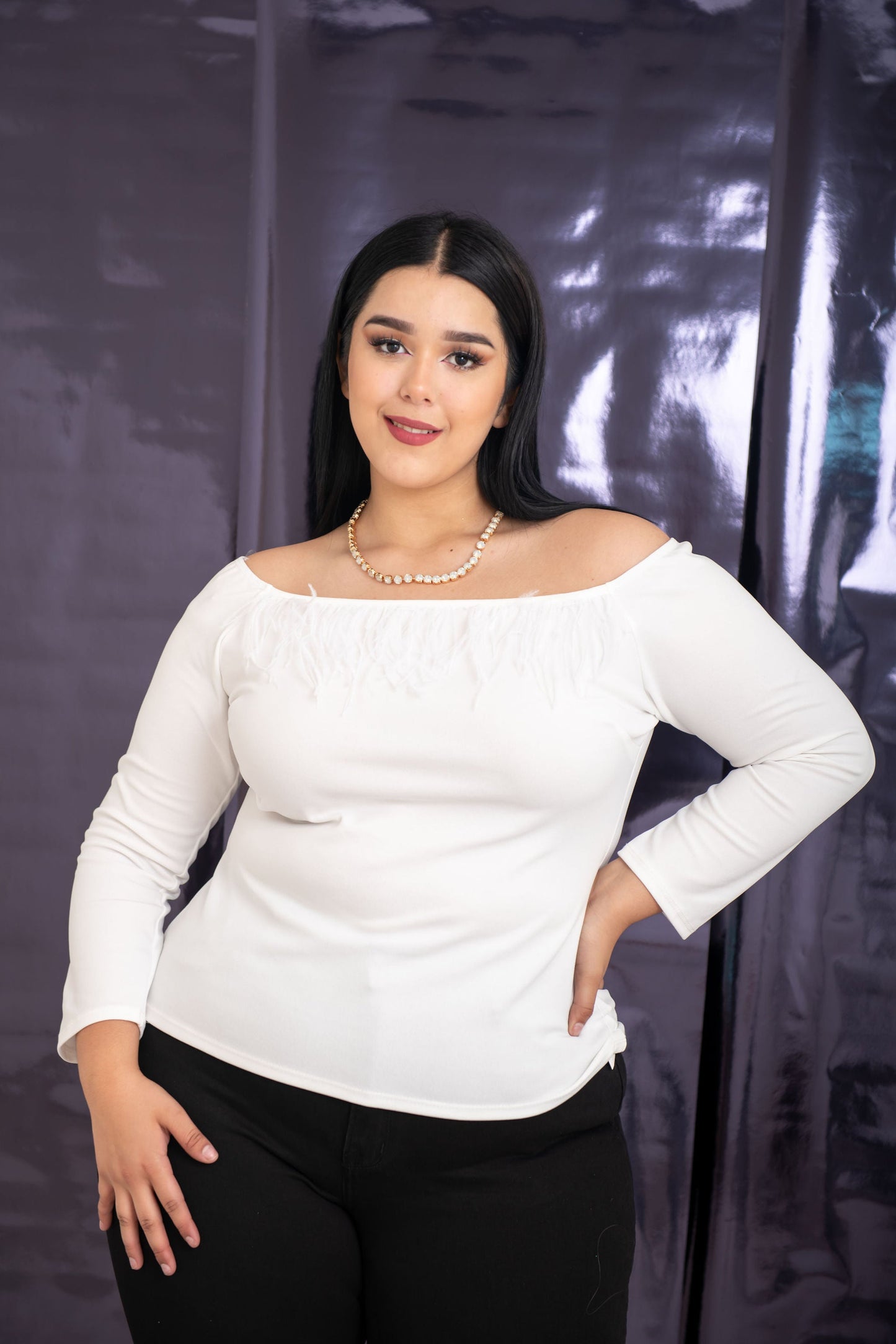 Blusa con plumas off the shoulders