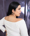 Blusa con plumas off the shoulders