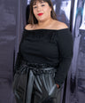 Blusa con plumas off the shoulders