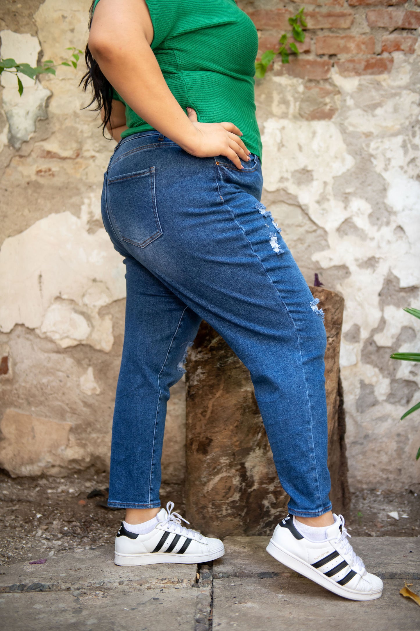 Jeans mom fit con roturas