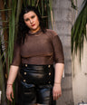 Blusa brillosa cuello alto